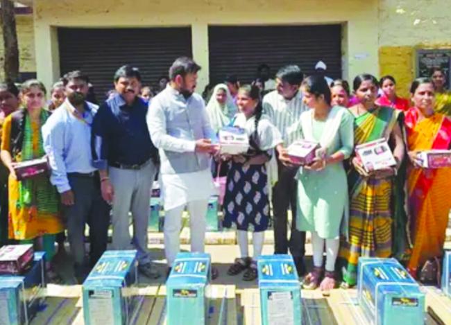 ಮಹಿಳೆಯರು ಆರ್ಥಿಕ ವಾಗಿ ಸ್ವಾವಲಂಬಿಗಳಾಗಿ ವೃತ್ತಿ ಕೌಶಲ್ಯದ ಮೂಲಕ ಬದುಕು ರೂಪಿಸಿಕೊಳ್ಳಬೇಕು ಎಂದು ಶಾಸಕ ಕೃಷ್ಣನಾಯಕ