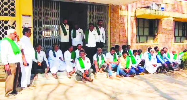 ಕನ್ನೊಳ್ಳಿ ್ಳ ಗ್ರಾಮದ ರೈತರೊಬ್ಬರ ಹೊಲದಲ್ಲಿ ವಿದ್ಯುತ್ ಟಿಸಿ ಸುಟ್ಟಿರುವ ರೈತರು ಪ್ರತಿಭಟನೆ 