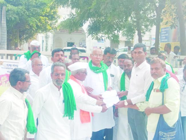 ರೈತರಿಂದ ವಿವಿಧ ಬೇಡಿಕೆಗಳಿಗಾಗಿ ಒಂದು ದಿನ ಸಾಂಕೇತಿಕ ಧರಣಿ  