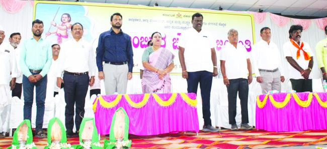 ಶ್ರೀ ಅಂಬಿಗರ ಚೌಡಯ್ಯ ಜಯಂತಿ ಆಚರಣೆ 12ನೇ ಶತಮಾನದಲ್ಲಿ ಶರಣರು ಸಮ ಸಮಾಜಕ್ಕಾಗಿ ಶ್ರಮಿಸಿದ್ದರು - ಶಾಸಕ ಕೆ.ರಾಘವೇಂದ್ರ ಹಿಟ್ನಾಳ