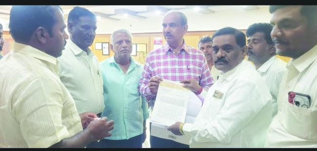 ಸುಳ್ಳು ದಾಖಲೆ ಸೃಷ್ಟಿಸಿ ನಿವಾಸಿಗಳಿಗೆ ತೊಂದರೆ ನೀಡುತ್ತಿರುವವರ ಬಗ್ಗೆ ಸೂಕ್ತ ಕಾನೂನು ಕೈಗೊಳ್ಳಬೇಕು : ರವಿ ಗುಂಜೀಕರ  