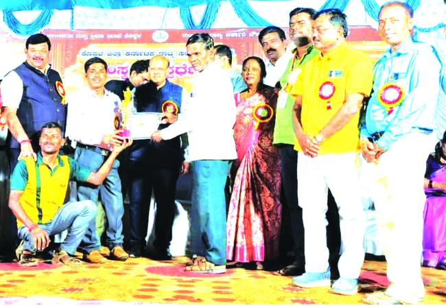 ಕಬ್ಬಡ್ಡಿ ಬೀರ​‍್ಪ ಅಂಡಗಿ ಪ್ರಥಮ ಸ್ಥಾನ: ಬಹುಮಾನ ವಿತರಣೆ