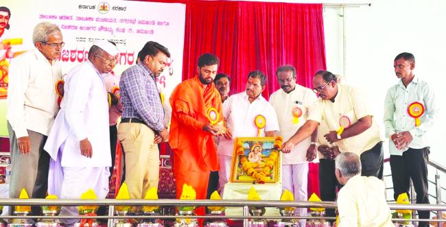 ನಿಜಶರಣರು  ತತ್ವಗಳನ್ನು ಜೀವನದಲ್ಲಿ ಅಳವಡಿಸಿಕೊಳ್ಳಬೇಕು  