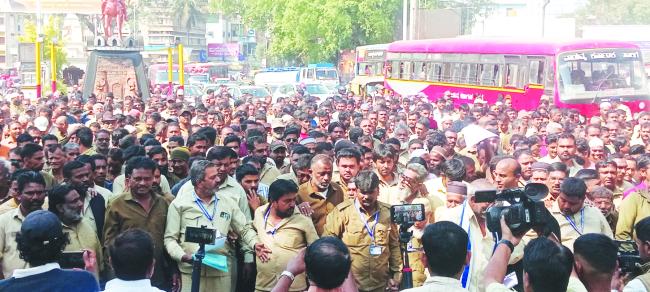 ವಿವಿಧ ಬೇಡಿಕೆಗೆ ಆಗ್ರಹಿಸಿ ರಿಕ್ಷಾ ಚಾಲಕರಿಂದ ಪ್ರತಿಭಟನೆ  