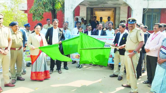 ರಸ್ತೆ ಸುರಕ್ಷತಾ ನಿಯಮ ಪಾಲಿಸಿ, ಅಪಘಾತ ತಪ್ಪಿಸಿ 