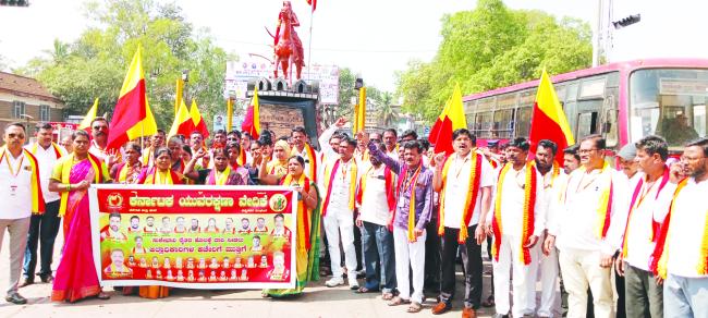 ಸುಳೇಭಾವಿ ಗ್ರಾಮದ ರೈತರ ಹೊಲಗದ್ದೆಗೆ ರಸ್ತೆ ನಿರ್ಮಿಸಲು ಆಗ್ರಹಿಸಿ ಪ್ರತಿಭಟನೆ 