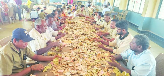 ಯಲ್ಲಮ್ಮನಗುಡ್ಡದಲ್ಲಿ ಹುಂಡಿ ಎಣಿಕೆ ಕಾರ್ಯ: 1.99 ಕೋಟಿ ಮೌಲ್ಯದ ಕಾಣಿಕೆ ಸಂಗ್ರಹ 