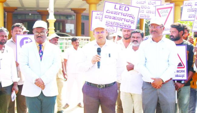 ಜನರು ಟ್ರಾಫಿಕ್ ನಿಯಮಗಳನ್ನು ಪಾಲಿಸಬೇಕು- ಜಿಲ್ಲಾಧಿಕಾರಿ ಡಾ. ಸುರೇಶ ಬಿ. ಇಟ್ನಾಳ 