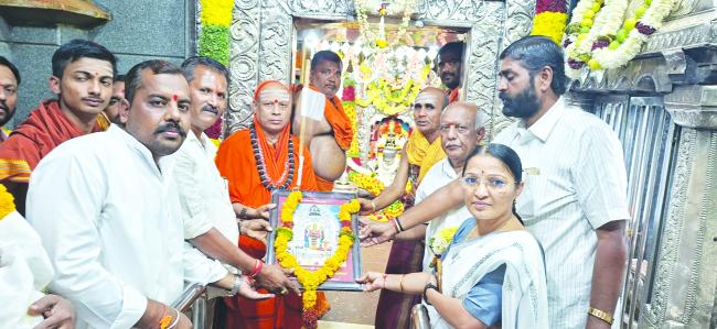 ಯಲ್ಲಮ್ಮದೇವಿ ದರ್ಶನ ಪಡೆದ ಶ್ರೀಶೈಲದ ಶಿವಾಚಾರ್ಯ ಸ್ವಾಮಿಜಿ 