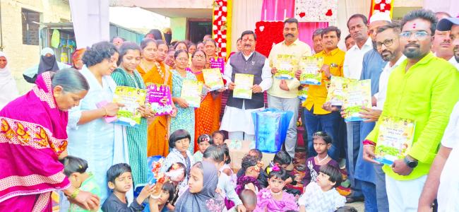 ಮಕ್ಕಳಿಗೆ ಪುಸ್ತಕಗಳನ್ನು ವಿತರಿಸಿದ ಶಾಸಕ ಡಿ.ಎಮ್‌.ಐಹೊಳೆ