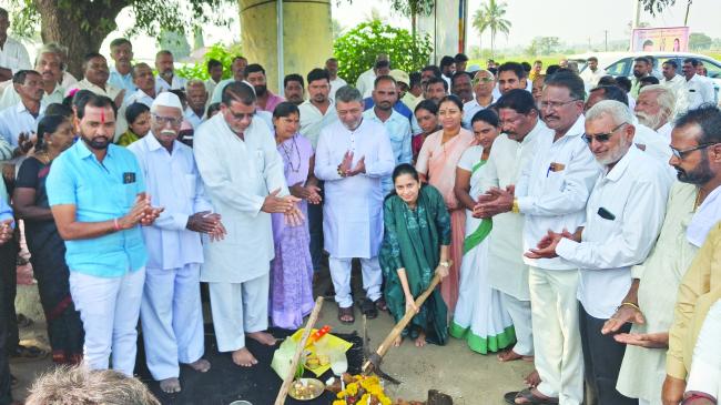 ಸಮಾಜ ಭವನ ಭೂಮಿ ಪೂಜೆ ನೆರವೇರಿಸಿದ ಸಂಸದರಾದ ಪ್ರೀಯಂಕಾ ಜಾರಕಿಹೊಳಿ 