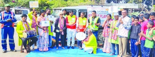 ವಾಹನ ಚಾಲಕರಿಗೆ ರಸ್ತೆ ಸುರಕ್ಷತೆ ಅಭಿಯಾನ: ಬೀದಿ ನಾಟಕ ಪ್ರದರ್ಶನ 