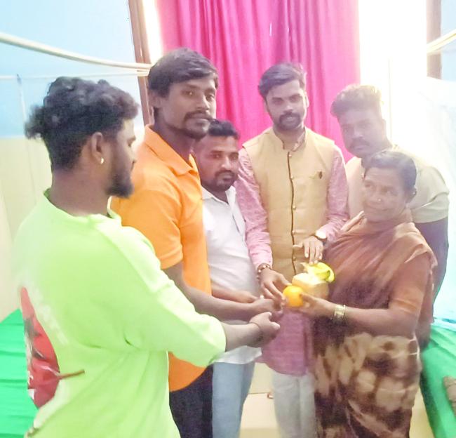 ರೋಗಿಗಳಿಗೆ ಹಾಲು, ಬ್ರೆಡ್, ಹಣ್ಣು ಸೀರೆ  ವಿತರಣೆ 