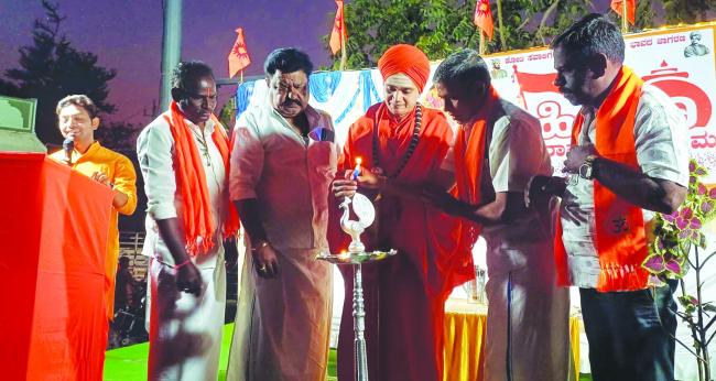 ಹಿಂದೂ ಸಮ್ಮೇಳನ ಕಾರ್ಯಕ್ರಮಕ್ಕೆ ಜ್ಯೊತಿ ಬೆಳಗುವ ಮೂಲಕ ಚಾಲನೆ 