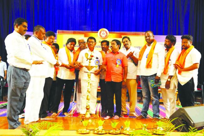 ಸವಿತಾ ಮಹರ್ಷಿ ಜಯಂತಿ ಕಾರ್ಯಕ್ರಮದಲ್ಲಿ ಜಿಲ್ಲಾ ಗ್ಯಾರಂಟಿ ಯೋಜನೆಗಳ ಅನುಷ್ಠಾನ ಪ್ರಾಧಿಕಾರದ ಅಧ್ಯಕ್ಷ ಕೆ.ಇ ಚಿದಾನಂದಪ್ಪ ಹೇಳಿಕೆ   ಹಿಂದುಳಿದ ವರ್ಗಗಳನ್ನು ಮುಖ್ಯವಾಹಿನಿಗೆ ತರುವ ಕೆಲಸ ಸರ್ಕಾರ ಮಾಡುತ್ತಿದೆ 