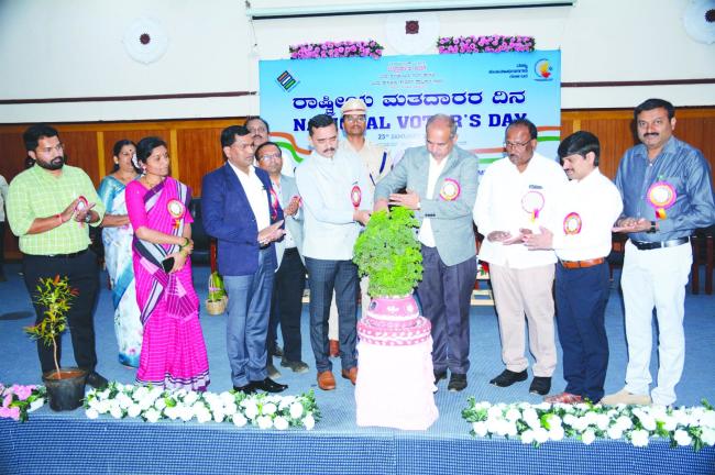 ರಾಷ್ಟ್ರೀಯ ಮತದಾರರ  ದಿನಾಚರಣೆಸಧೃಡ ರಾಷ್ಟ್ರ ನಿರ್ಮಾಣಕ್ಕೆಸಂವಿಧಾನಾತ್ಮಕ ಮತದಾನದ ಹಕ್ಕನ್ನು ತಪ್ಪದೇ ಚಲಾಯಿಸಿ : ಜಿಲ್ಲಾಧಿಕಾರಿ ಸಿ.ಎನ್‌.ಶ್ರೀಧರ 