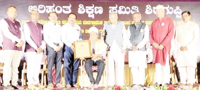 ಲೋಕದರ್ಶನ ವರದಿ   ಆದರ್ಶ ಶಿಕ್ಷಕ ನಾಗೇಂದ್ರ ನಾಯಕ ಅವರಿಗೆ ಜ್ಞಾನಾಂಕುರ ಗುರು ಪ್ರಶಸ್ತಿ 
