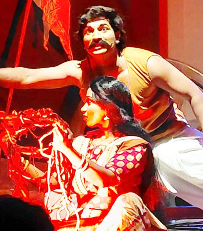 ಲೋಕದರ್ಶನ ವರದಿ   ಮಂತ್ರಮುಗ್ಧರನ್ನಾಗಿಸಿದ ಮೂರು ಗಂಟೆಗಳ ನಾಟಕ “ಕಂದಗಲ್ಲ ಭಾರತ”  