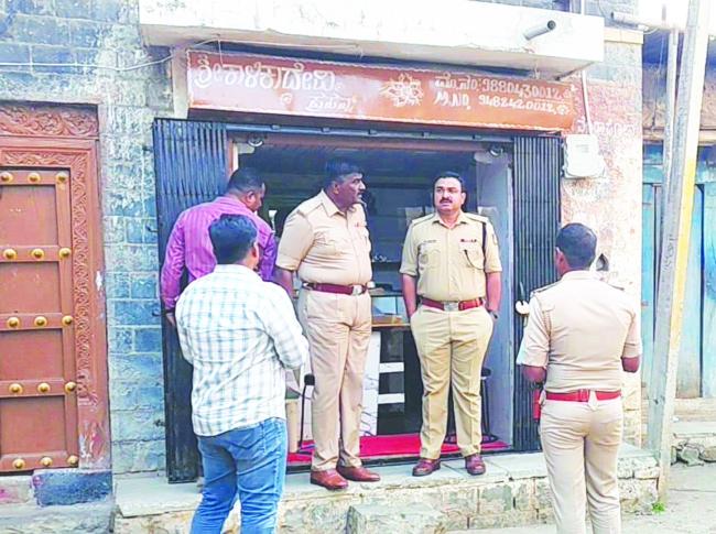 ಹಲಸಂಗಿ ಚಿನ್ನದ ಅಂಗಡಿಗೆ ಕನ್ನ: ಹಾಡು ಹಗಲೇ ದರೋಡೆ ವ್ಯಕ್ತಿ ವೂರ್ವನ ಮೇಲೆ ಗುಂಡು ಹಾರಿಸಿ ಪರಾರಿ  