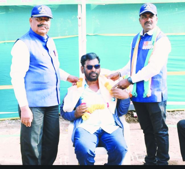 ಹಿರಿಯ ಪತ್ರಕರ್ತ ಸುಭಾಷ ಕಾಂಬಳೆ ಅವರನ್ನು ಸನ್ಮಾನಿಸುತ್ತಿರುವ ಮಾಜಿ ಸೈನಿಕ ಪದಾಧಿಕಾರಿಗಳು