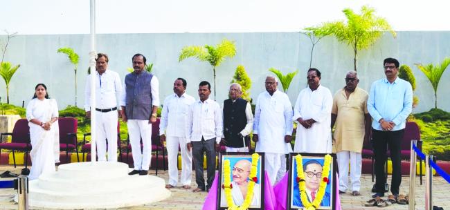 ಪಟ್ಟಣದ ಹೊರವಲಯದ ಭೀಮಾ ಯುನಿವರ್ಸಲ್ ಸೆಂಟ್ರಲ್ ಶಾಲೆಯಲ್ಲಿ 77 ನೇಯ ಗಣರಾಜ್ಯೋತ್ಸವ 