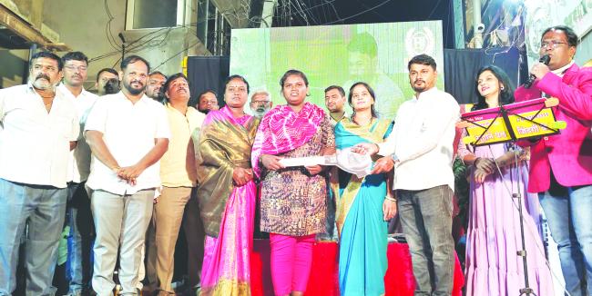 ಭವಾನಿ ಜುವೇಲರ್ಸ್‌ ಲಕ್ಕಿ ಡ್ರಾ ಕಾರ್ಯಕ್ರಮದಲ್ಲಿ ಪ್ರೀತಿ ರತ್ನಪ್ಪಗೋಳ ಗೆ ಹೋಂಡಾ ಎಕ್ಟಿವಾ