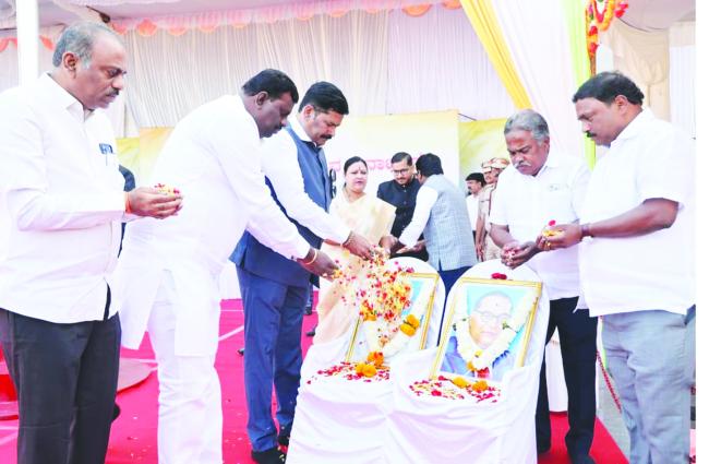 77ನೇ ಗಣರಾಜ್ಯೋತ್ಸವ ದಿನಾಚರಣೆ: ಜಿಲ್ಲಾ ಉಸ್ತುವಾರಿ ಸಚಿವರಿಂದ ರಾಷ್ಟ್ರ ಧ್ವಜಾರೋಹಣ 