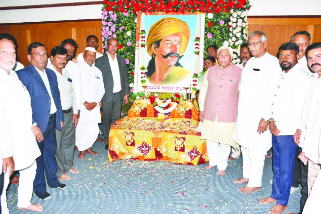 ಸಂಗೋಳ್ಳಿ ರಾಯಣ್ಣ ಅವರ ಭಾವಚಿತ್ರಕ್ಕೆ ಪುಷ್ಪ ನಮನ ಸಲ್ಲಿಸಿದ ಸಚಿವ ಎಚ್‌.ಕೆ.ಪಾಟೀಲ 