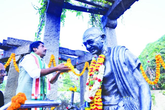 ಬಿಎಂಸಿಆರ್‌ಸಿ ಬಳಿಯ ಮಹಾತ್ಮಗಾಂಧೀಜಿ ಪ್ರತಿಮೆಗೆ ಸಚಿವ ರಹೀಂ ಖಾನ್ ಅವರಿಂದ ಗೌರವ ನಮನ 