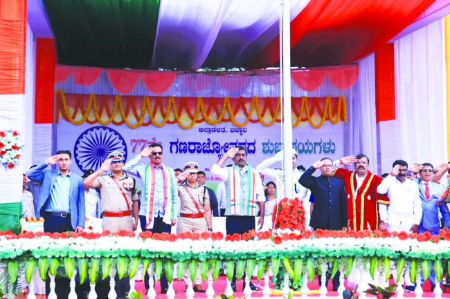 ಬಳ್ಳಾರಿ: ಬೃಹತ್ ಸ್ತಂಭದಲ್ಲಿ ಧ್ವಜಾರೋಹಣ ನೆರವೇರಿಸಿದ ಸಚಿವ ರಹೀಂ ಖಾನ್‌