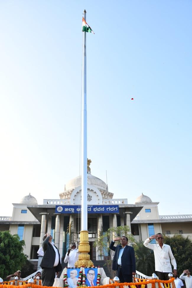 ಜಿಲ್ಲಾಡಳಿತ ಭವನದಲ್ಲಿ ಹುತಾತ್ಮ ದಿನಾಚರಣೆಸಂಗೋಳ್ಳಿ ರಾಯಣ್ಣ ಅವರ ಭಾವಚಿತ್ರಕ್ಕೆ ಪುಷ್ಪ ನಮನ ಸಲ್ಲಿಸಿದ ಸಚಿವ ಎಚ್‌.ಕೆ.ಪಾಟೀಲ 