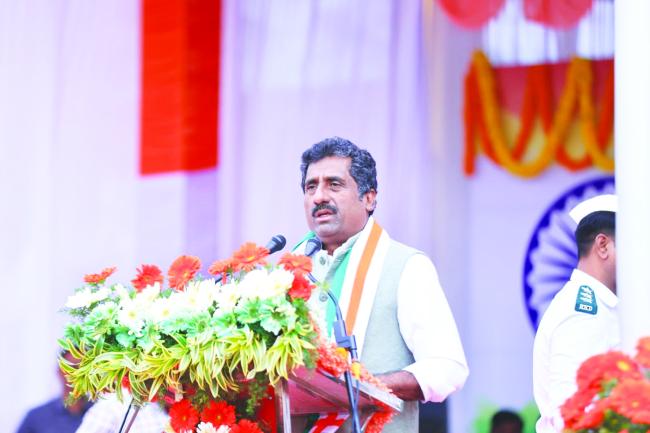 ಬಳ್ಳಾರಿ: 77 ನೇ ಗಣರಾಜ್ಯೋತ್ಸವ ಅಂಗವಾಗಿ ರಾಷ್ಟ್ರಧ್ವಜಾರೋಹಣಾ ನೆರವೇರಿಸಿ ಸಚಿವ ರಹೀಂ ಖಾನ್ 