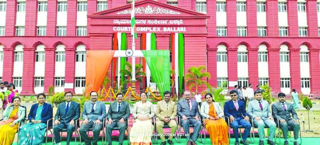 ಬಳ್ಳಾರಿ: ಜಿಲ್ಲಾ ನ್ಯಾಯಾಲಯದಲ್ಲಿ ಧ್ವಜಾರೋಹಣಾ ನೆರವೇರಿಸಿ ನ್ಯಾ.ಕೆ.ಜಿ ಶಾಂತಿ ಅಭಿಮತಕಾಯ್ದೆ-ಕಾನೂನುಗಳಿಗೆ ಭದ್ರ ಬುನಾದಿ ಸಂವಿಧಾನ