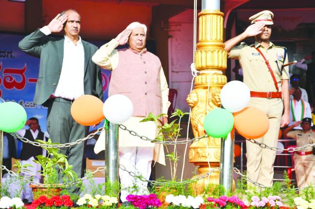 77ನೇ ಗಣರಾಜ್ಯೋತ್ಸ ದಿನಾಚರಣೆಯಲ್ಲಿ ಸಾರ್ವಜನಿಕ ಧ್ವಜಾರೋಹಣ ನೆರವೇರಿಸಿದ ಸಚಿವ ಎಚ್‌.ಕೆ.ಪಾಟೀಲ 