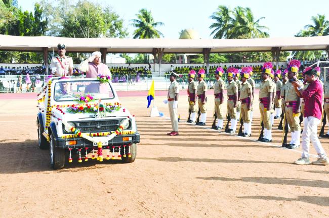 77 ನೇ ಗಣರಾಜ್ಯೋತ್ಸ ದಿನಾಚರಣೆಯಲ್ಲಿ ಸಾಧಕರಿಗೆ ಸನ್ಮಾನ, ಆಕರ್ಷಕ ಪಥ ಸಂಚಲನ 