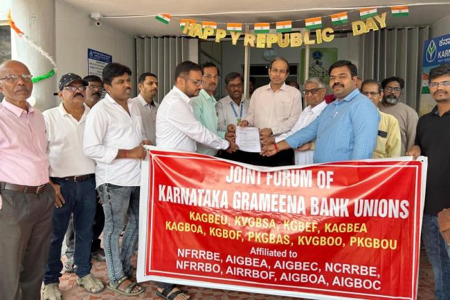 ಐದು ದಿನಗಳ ಕೆಲಸದ ವಾರವನ್ನು ತಕ್ಷಣ ಜಾರಿಗೆ ತರುವಂತೆ ಒತ್ತಾಯಿಸಿ ಬ್ಯಾಂಕ್ ಒಕ್ಕೂಟ ಪ್ರತಿಭಟನೆ 