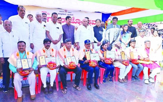 ಗಣರಾಜ್ಯೋತ್ಸವ : ಜಿಲ್ಲಾಡಳಿತದಿಂದ 28 ಸಾಧಕರಿಗೆ ಸನ್ಮಾನ 