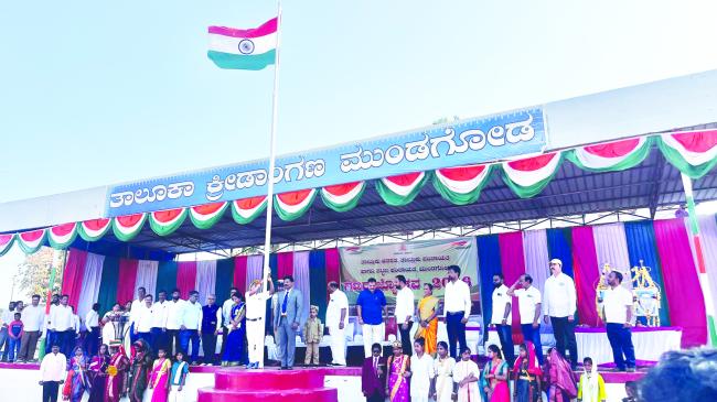 ಧ್ವಜದಡಿ ಒಂದಾದ ಮನಗಳು “77ನೇ ಗಣರಾಜ್ಯೋತ್ಸವಮುಂಡಗೋಡದಲ್ಲಿ ದೇಶಭಕ್ತಿಯ ಬೆಳಕು” 