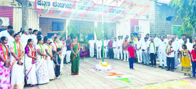 77ನೇ ಗಣರಾಜ್ಯೋತ್ಸವದ ಧ್ವಜಾರೋಹಣ ನೆರವೇರಿಸಿದ ಅಧ್ಯಕ್ಷೆ ರೂಪಾ ಹೊಸಟ್ಟಿ  