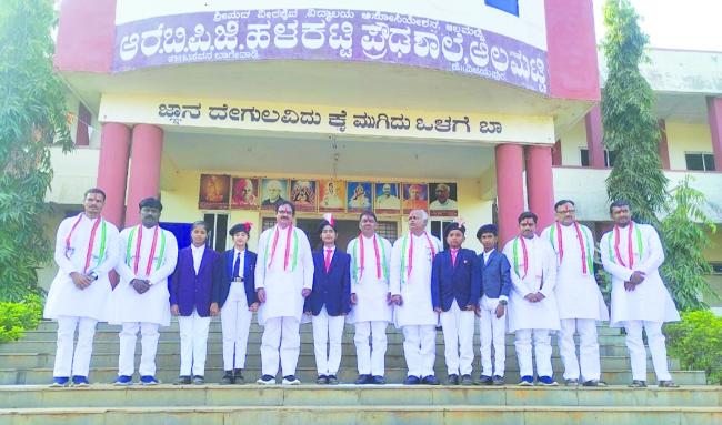 ಆಲಮಟ್ಟಿಯ ರಾವಬಹದ್ದೂರ ಡಾ, ಫ.ಗು.ಹಳಕಟ್ಟಿ  ಪ್ರೌಢಶಾಲೆಯಲ್ಲಿ ಶಿಕ್ಷಕರು, ವಿದ್ಯಾರ್ಥಿಗಳು 77 ನೇ ಗಣರಾಜ್ಯೋತ್ಸವ ದಿನಾಚರಣೆ