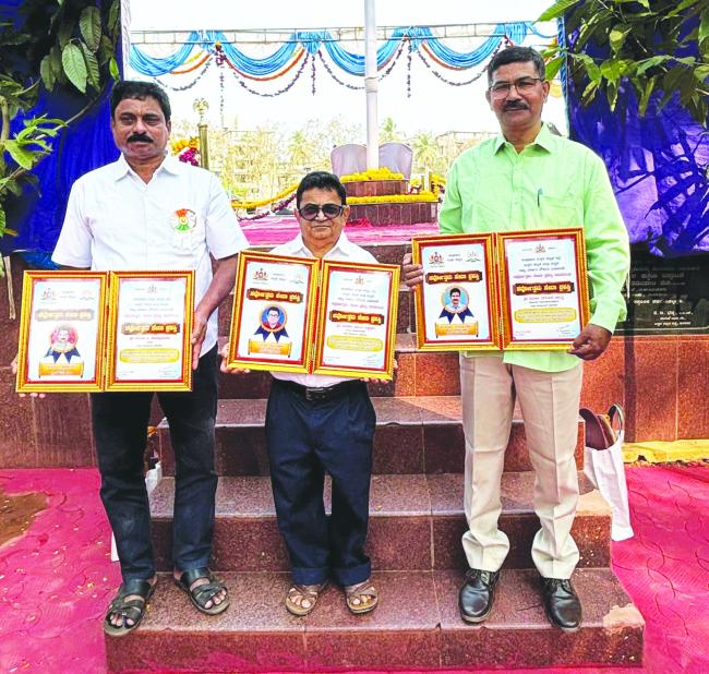 ಜನವರಿ 26 ನಡೆದ ಗಣರಾಜ್ಯೋತ್ಸವ ಕಾರ್ಯಕ್ರಮದಲ್ಲಿ ಜಿಲ್ಲಾ ಪಂಚಾಯತ್‌ನ ಸಿಬ್ಬಂದಿಗಳಾದ ವಿನೋದ್ ವಾಮನ ಅಣ್ವೇಕರ್, ಸುರೇಶ್ ಹೊನ್ನಾವಳಿಕರ್ ಮತ್ತು ಸುರೇಶ್ ನಾಯ್ಕ ಅವರಿಗೆ ಸರ್ವೋತ್ತಮ ಸೇವಾ ಪ್ರಶಸ್ತಿ