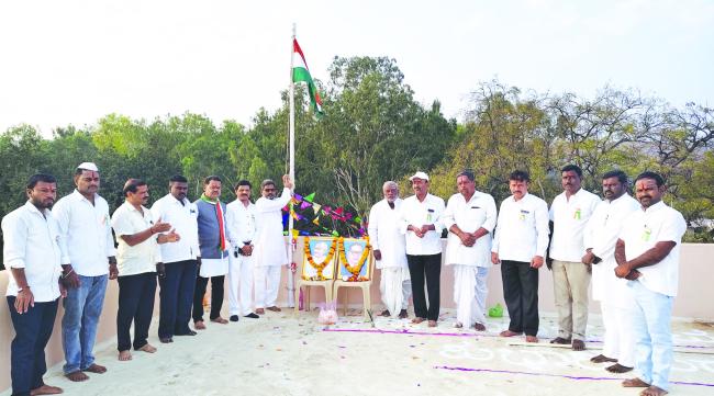 ಸಂವಿಧಾನ ಶಿಲ್ಪಿ ಡಾ. ಬಿ. ಆರ್‌. ಅಂಬೇಡ್ಕರ ಭಾವಚಿತ್ರಕ್ಕೆ ಪೂಜೆ ಸಲ್ಲಿಸುವ ಮೂಲಕ ಗಣರಾಜ್ಯೋತ್ಸವ ಆಚರಣೆ 