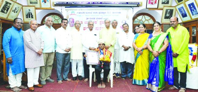 ‘ಬಡತನದ ಜೀವನದಲ್ಲಿಯೂ ಬದುಕಿ ಬಾಳಿ ಸಮಾಜಕ್ಕೆ ಮಾದರಿಯಾದ ಗಜಾನನ ಮಹಾಲೆ’ 