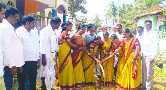 ಕದರಮಂಡಲಗಿ ರಸ್ತೆ ಅಭಿವೃದ್ದಿ ಕಾಮಗಾರಿಗೆ ಭೂಮಿ ಪೂಜೆ 