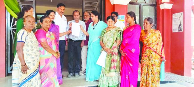 ಬಿಜೆಪಿ ಮಹಿಳಾ ಮೂರ್ಚಾ ಸದ್ಯಸರಿದ ತಹಶೀಲ್ದಾರ ಮನವಿ ಪತ್ರ ಸಲ್ಲಿಕೆ 