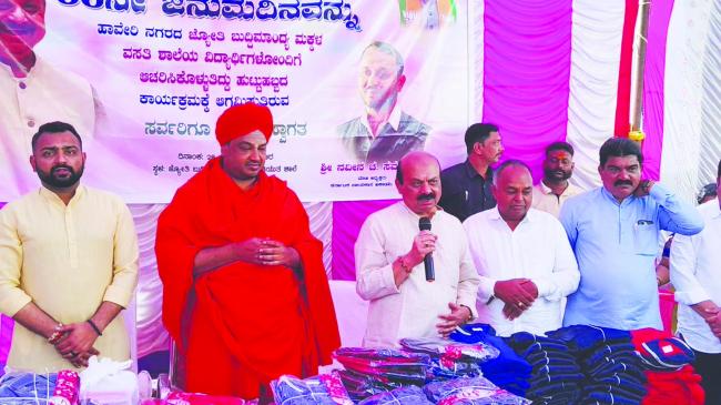 ಬಸವರಾಜ ಬೊಮ್ಮಾಯಿರವರ ಜನ್ಮದಿನೋತ್ಸವದ ಅಂಗವಾಗಿ ಮಕ್ಕಳಿಗೆ ಬಟ್ಟೆ, ಪುಸ್ತಕ ವಿತರಣೆ 