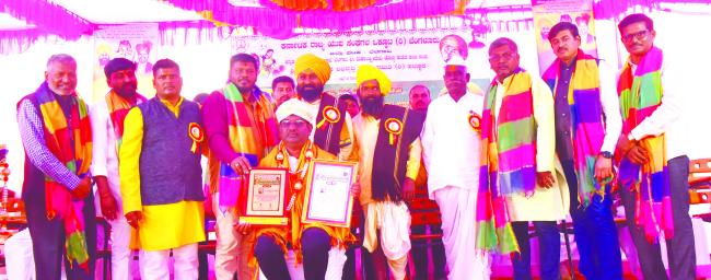 ಮಲ್ಲಿಕಾರ್ಜುನ ಸಿದ್ನೆಕೊಪ್ಪಗೆ ಸಂಗೊಳ್ಳಿ ರಾಯಣ್ಣ ಪ್ರಶಸ್ತಿ ಪ್ರದಾನ  