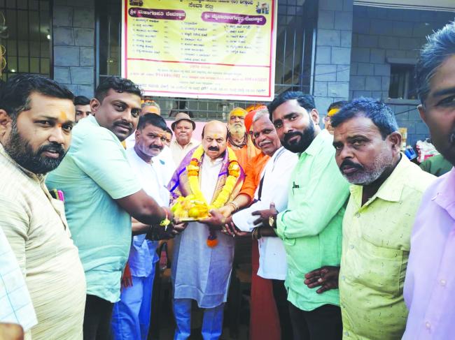 ಬೊಮ್ಮಾಯಿಗೆ ಜನ್ಮ ದಿನದ ನಿಮಿತ್ಯ ಸನ್ಮಾನ