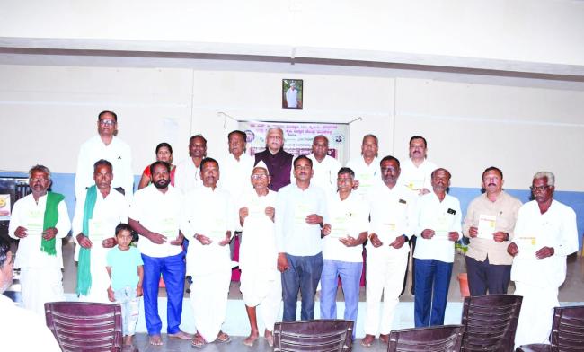 ಕಬ್ಬಿನ ಬೆಳೆಯ ಕುರಿತು ವಿಚಾರ ಸಂಕೀರ್ಣ ಮತ್ತು ಮಣ್ಣಿನ ಆರೋಗ್ಯ ಕಾರ್ಡ್‌ಗಳ ವಿತರಣೆ ಕಾರ್ಯಕ್ರಮ   