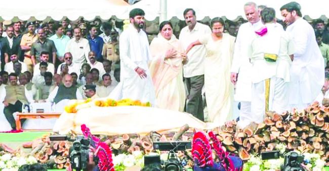 ಸಕಲ ಸರ್ಕಾರಿ ಗೌರವಗಳೊಂದಿಗೆ ಅಜಿತ್ ಪವಾರ್ ಅಂತ್ಯಕ್ರಿಯೆ